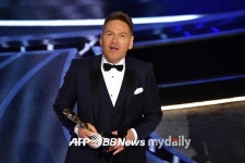 ‘벨파스트’ 케네스 브래너, 아카데미 각본상 수상 “아름다운 도시에 바치는 영화” 소감