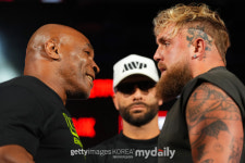 UFC 해설가 조 로건 "58살 타이슨 여전히 강력하지만, 제이크 폴 역시 강하다"