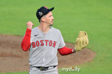 "우리 불펜을 어려운 상황에…후회한다" 이게 볼이라고? 심판에 욕설 후 퇴장이라니…전직 다저스맨 미안함에 고...