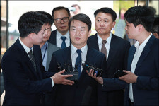 <포토>강신명·이철성 두 전직 경찰청장, 나란히 영장심사 출석