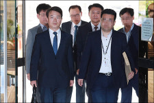 <포토>강신명·이철성 두 전직 경찰청장, 나란히 구속기로