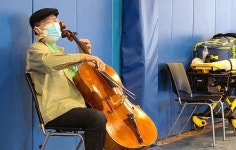 요요마의 ‘깜짝 첼로백신’...코로나 주사 맞으러 왔다가 미니 힐링 연주회
