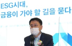 <포토> 토론하는 이근우 화우 ESG그룹 변호사