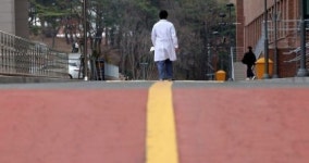 경북대 교수 첫 사직서 "나는 외과 의사 그만 둔다…숨는 모습 부끄러워"