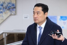 "박수현, 여성 문제로 사직" 명예훼손 혐의, 강용석 2심도 무죄…선거법만 벌금형