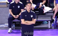 경기 지켜보는 김상우 감독