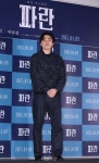 포즈 취하는 강동인 감독