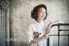 윤여정, 한국 배우 최초로 아카데미 후보에 올라