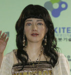 ‘먹통’로봇 가수