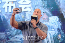 ‘샌 안드레아스’ 드웨인 존슨 “매일 운동하는 이유는 3D 스크린 때문”