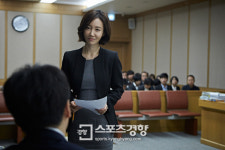 영화 ‘소수의견’ 속 우아하지만 공분 일으키는 검사 역 배우 오연아를 주목하라