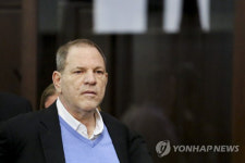 미투운동 촉발 장본인, 할리우드 거물 와인스틴 기소… “25년형 가능”