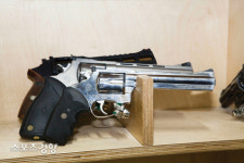 전직 경찰, 유명 변호사와 10년 송사 중 법정서 총기 난사…양측 모두 숨져