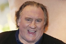 ‘프랑스 국민배우’ 제라르 드파르디외, ‘스태프 성추행’ 재판 시작