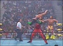 WWE 프로레슬러 케빈 내쉬, 성탄절 아들과 난투극