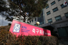 공식발표 전까지 계속 불안함에 떠는 팬들…1년도 되지 않아 약속 어긴 대한축구협회 탓