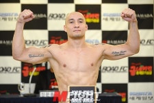 계체 통과한 데니스 강