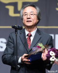 연극예술인 부문 수상한 정동환[엑