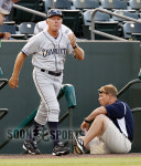 덕아웃을 뛰쳐 나오는 짐 모리슨 감독