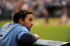 경기를 바라보는 샘 펄드