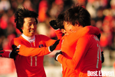 동료들에게 축하받는 조영철