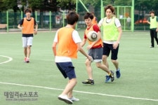 이통사 라이벌 KT-SK텔레콤 친선 축구 현장스케치