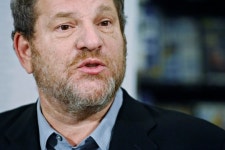 할리우드 거물 제작자 하비 웨인스타인, 성추행 스캔들로 자신이 세운 회사서 퇴출