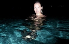 유명 모델 라라 빙글, 알몸 수영장 사진 공개 ‘보일 듯 말듯’