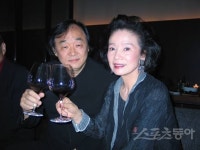 “형제들은 윤정희를 한국서 모시길 원해”