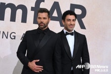 리키 마틴, ‘13세 연하’ 동성 남편과 결혼 6년 만에 이혼 발표