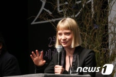질문에 답하는 미아 바시코브스카