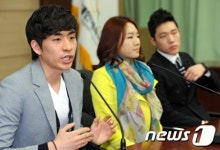 질문에 답하는 스케이트 간판 선수들