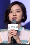 질의에 답하는 배우 고아성