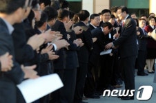 작별인사하는 이기용 교육감