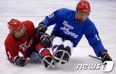 러시아와의 한판 앞둔 아이스슬레지하키 선수들