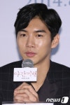 질문에 답하는 배우 이재준