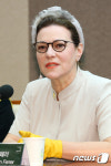 질문에 답하는 카린 호퍼 헵번 페러
