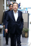 의원회관 나서는 김무성 대표