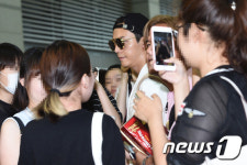 진위정, 팬들에게 둘러싸여 쉽지 않은 출국길