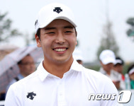 환하게 웃는 김태우