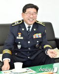 직원들과 대화하는 최종헌 신임 강원경찰청장