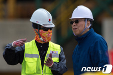 펄 세척작업 바라보는 박선주 명예교수