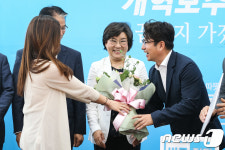 꽃다발 건네 받는 박종진 전 앵커