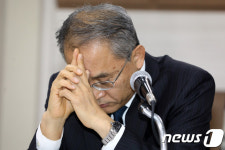 생각에 잠긴 김창준 위원장