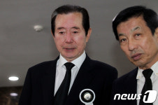 빈소 나서는 변웅전 전 국회의원