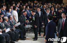 전직 의장들과 악수 나누는 문희상 국회의장