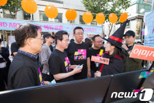 청년 스타트업 축제 방문한 김용범