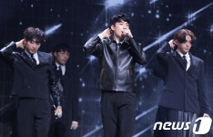 더 맨 블랙, 우리가 바로 멀티테이너 배우 그룹