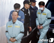 나란히 법정으로 향하는 이재만-안봉근