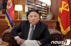 소파에 앉아 신년사 발표하는 김정은